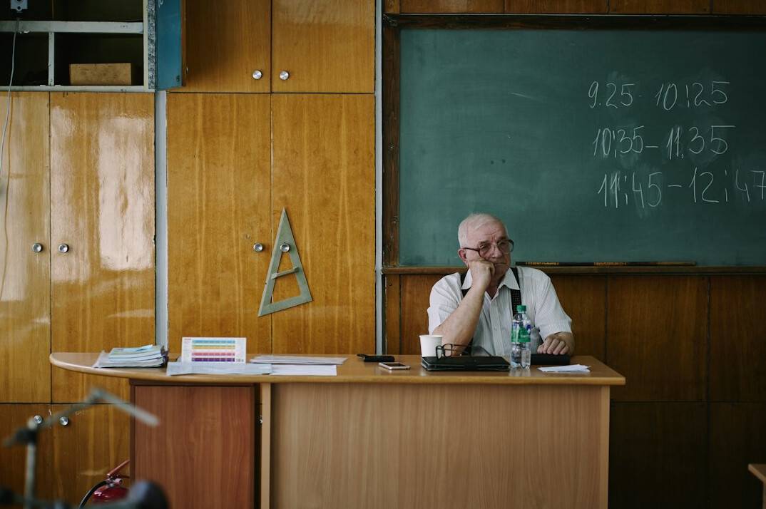 Advisor speaking on the phone at a bright desk